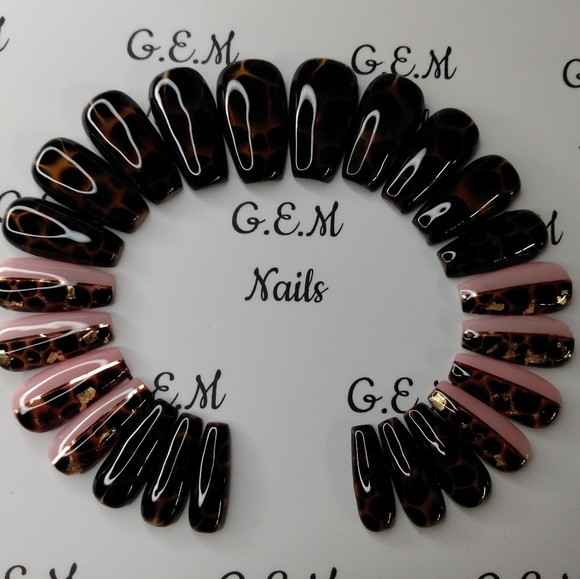 Press on nails (medium length tapered coffin) - Picture 3 of 3